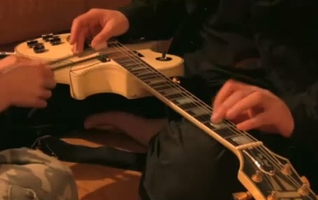 Négy kéz, két ceruza, egy gitár – Ponyvaregény :)