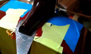 A pengével próbálom a nyak ragasztását elválasztani