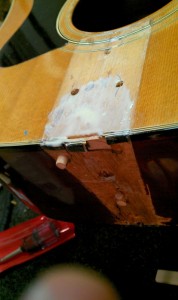 Ragasztózás közben, jól látszanak a csapok