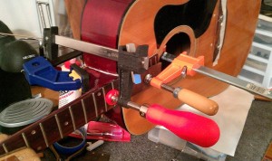 Nyak ragasztva, rögzítve