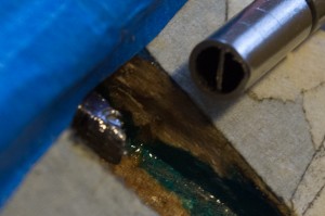 A StewMac palástos csavarhúzó - jól látszik, mennyire kinyomta az oldalát a töréskor