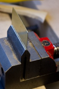 Védőpáncél készül a fogólapra rézlemezből