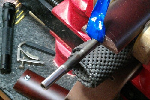 A lecsupaszított nyakfeszítő pálca kiálló vége