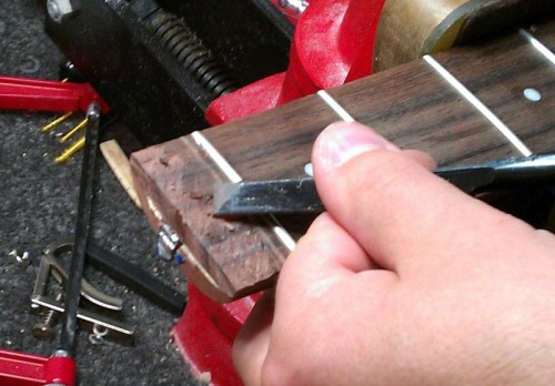 A fogólap leszedése ék alakban vésővel