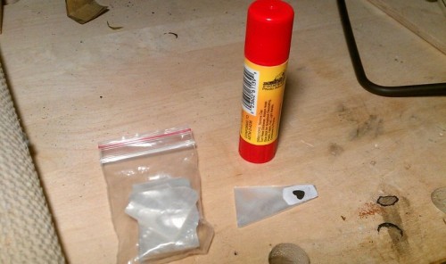 A nyomtatott sablon ráragasztva a gyöngyházra