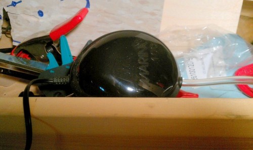 Az akváriumpumpa, ami folyamatosan fújja el a fűrészport