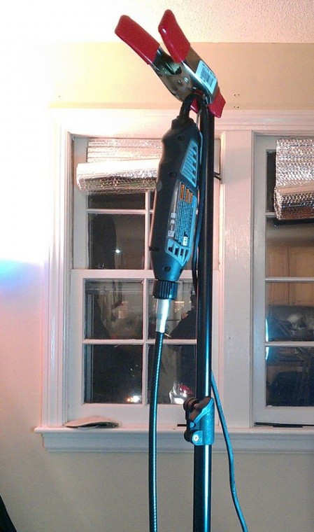 A Dremel a flexi toldattal (az állvány egy softbox stúdiólámpáé)