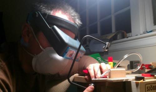 Fűrészelés közben (pormaszkban és nagyítóval)