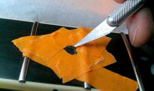 A pengével finoman körbevágtam a körvonalát