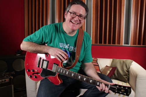 Dave Schneider az ajándék Gibsonnal