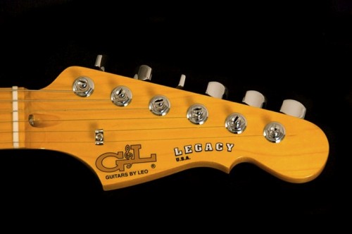 A Fender cég fenyegetése miatt később már csak a "by Leo" felirat maradt