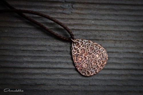Amuletta rusztikus pengető medál