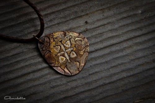 Amuletta rusztikus pengető medál